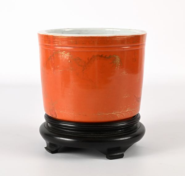 Cache-pot in porcellana rosso ferro con lumeggiature dorate, Cina, XVIII secolo  - Asta Collezioni Private - Mobili, Oggetti d'Arte e Dipinti Antichi e del XIX Secolo - Associazione Nazionale - Case d'Asta italiane