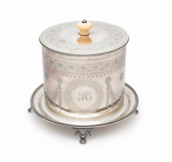 Scatola porta dolci cilindrica in sheffield, Londra, Elkington & co., 1865 - 1897  - Asta Collezioni Private - Mobili, Oggetti d'Arte e Dipinti Antichi e del XIX Secolo - Associazione Nazionale - Case d'Asta italiane