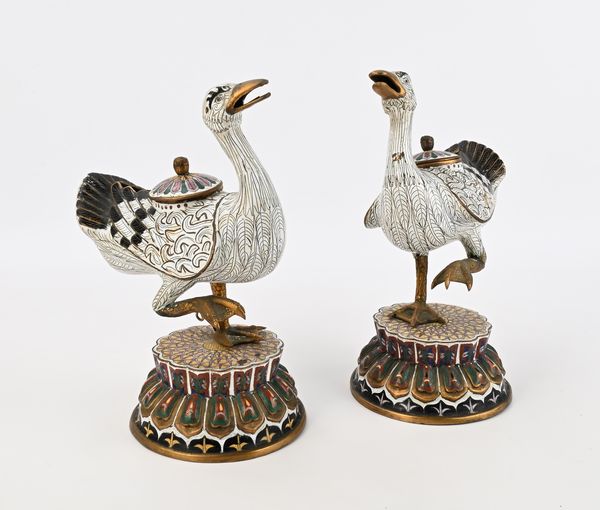 Coppia di bruciaprofumi zoomorfi in metallo cloisonn, Cina, fine XIX/inizi XX secolo  - Asta Collezioni Private - Mobili, Oggetti d'Arte e Dipinti Antichi e del XIX Secolo - Associazione Nazionale - Case d'Asta italiane