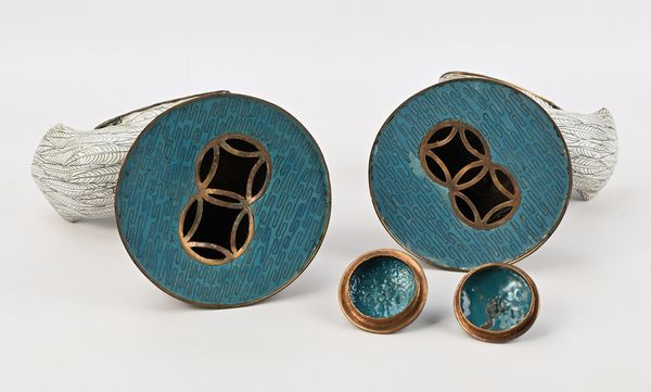 Coppia di bruciaprofumi zoomorfi in metallo cloisonn, Cina, fine XIX/inizi XX secolo  - Asta Collezioni Private - Mobili, Oggetti d'Arte e Dipinti Antichi e del XIX Secolo - Associazione Nazionale - Case d'Asta italiane