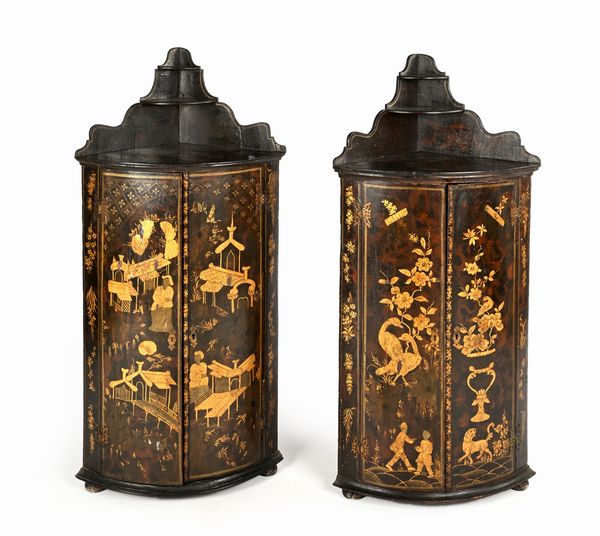 Coppia di angoliere in legno laccato a chinoisries, Inghilterra, XVIII secolo  - Asta Collezioni Private - Mobili, Oggetti d'Arte e Dipinti Antichi e del XIX Secolo - Associazione Nazionale - Case d'Asta italiane