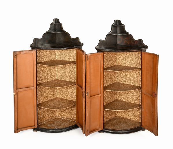 Coppia di angoliere in legno laccato a chinoisries, Inghilterra, XVIII secolo  - Asta Collezioni Private - Mobili, Oggetti d'Arte e Dipinti Antichi e del XIX Secolo - Associazione Nazionale - Case d'Asta italiane