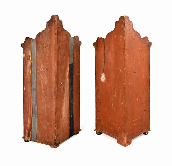 Coppia di angoliere in legno laccato a chinoisries, Inghilterra, XVIII secolo  - Asta Collezioni Private - Mobili, Oggetti d'Arte e Dipinti Antichi e del XIX Secolo - Associazione Nazionale - Case d'Asta italiane