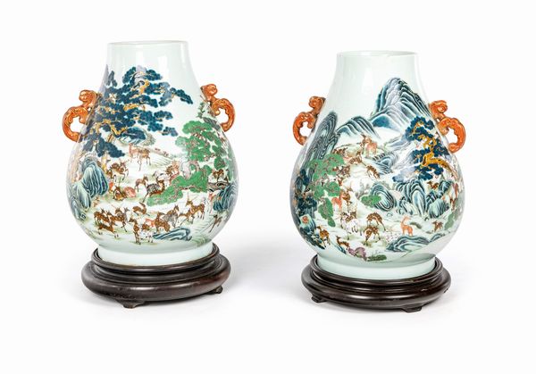 Coppia di grandi vasi biansati Hu in porcellana con decoro cento cervi, Cina, dinastia Qing, XIX secolo  - Asta Collezioni Private - Mobili, Oggetti d'Arte e Dipinti Antichi e del XIX Secolo - Associazione Nazionale - Case d'Asta italiane