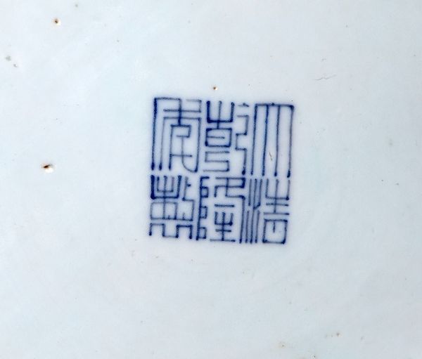 Coppia di grandi vasi biansati Hu in porcellana con decoro cento cervi, Cina, dinastia Qing, XIX secolo  - Asta Collezioni Private - Mobili, Oggetti d'Arte e Dipinti Antichi e del XIX Secolo - Associazione Nazionale - Case d'Asta italiane