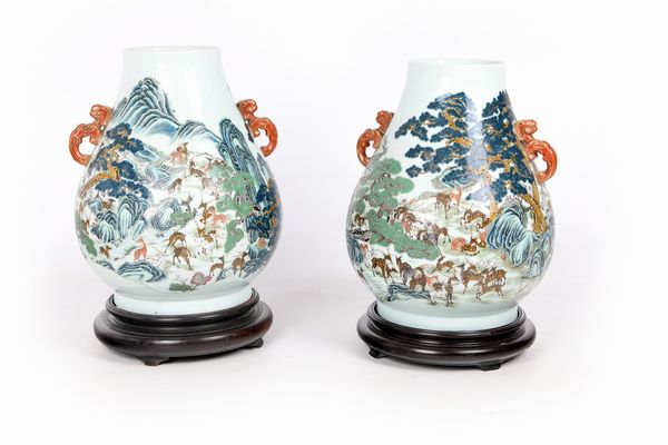 Coppia di grandi vasi biansati Hu in porcellana con decoro cento cervi, Cina, dinastia Qing, XIX secolo  - Asta Collezioni Private - Mobili, Oggetti d'Arte e Dipinti Antichi e del XIX Secolo - Associazione Nazionale - Case d'Asta italiane
