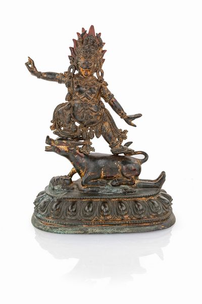Scultura in bronzo raffigurante Yama Dharmaraja, Tibet, XVII secolo  - Asta Collezioni Private - Mobili, Oggetti d'Arte e Dipinti Antichi e del XIX Secolo - Associazione Nazionale - Case d'Asta italiane