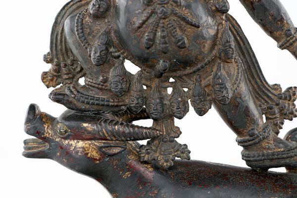 Scultura in bronzo raffigurante Yama Dharmaraja, Tibet, XVII secolo  - Asta Collezioni Private - Mobili, Oggetti d'Arte e Dipinti Antichi e del XIX Secolo - Associazione Nazionale - Case d'Asta italiane