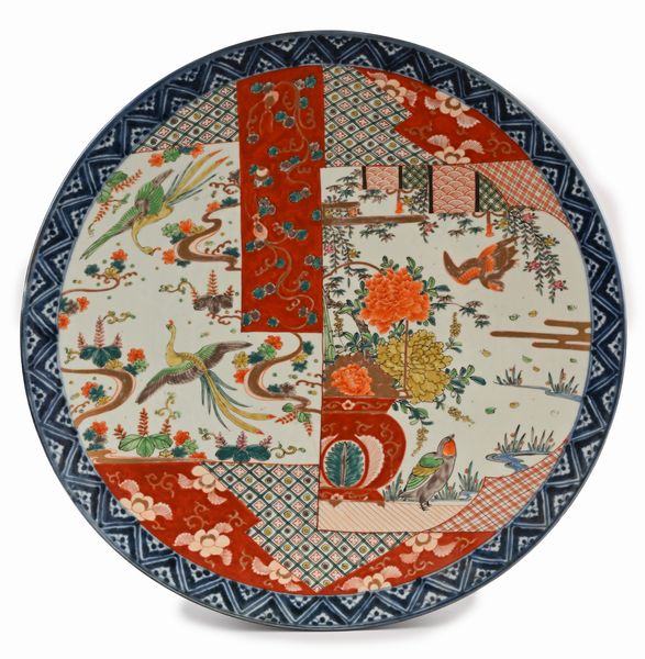 Grande piatto in porcellana di Imari, Arita, Giappone, XX secolo  - Asta Collezioni Private - Mobili, Oggetti d'Arte e Dipinti Antichi e del XIX Secolo - Associazione Nazionale - Case d'Asta italiane