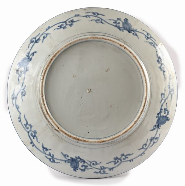 Grande piatto in porcellana di Imari, Arita, Giappone, XX secolo  - Asta Collezioni Private - Mobili, Oggetti d'Arte e Dipinti Antichi e del XIX Secolo - Associazione Nazionale - Case d'Asta italiane
