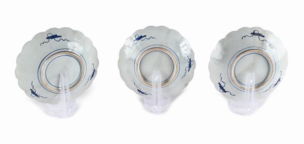 Tre piatti in porcellana Imari, Arita, Giappone, prima met XX secolo  - Asta Collezioni Private - Mobili, Oggetti d'Arte e Dipinti Antichi e del XIX Secolo - Associazione Nazionale - Case d'Asta italiane