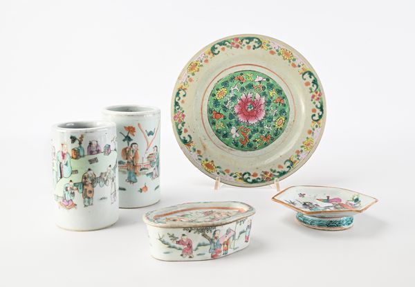 Lotto composto da cinque oggetti in porcellana, Cina, periodo della Repubblica  - Asta Collezioni Private - Mobili, Oggetti d'Arte e Dipinti Antichi e del XIX Secolo - Associazione Nazionale - Case d'Asta italiane