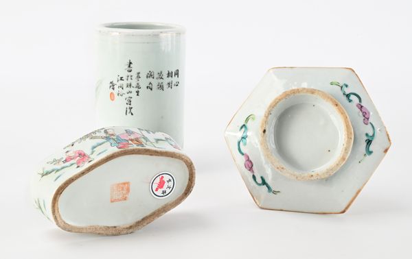 Lotto composto da cinque oggetti in porcellana, Cina, periodo della Repubblica  - Asta Collezioni Private - Mobili, Oggetti d'Arte e Dipinti Antichi e del XIX Secolo - Associazione Nazionale - Case d'Asta italiane