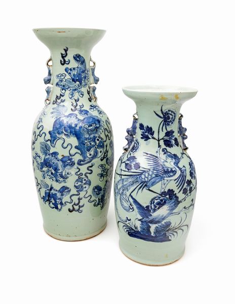 Due vasi a balaustro in porcellana dalle simili caratteristiche, Cina  - Asta Collezioni Private - Mobili, Oggetti d'Arte e Dipinti Antichi e del XIX Secolo - Associazione Nazionale - Case d'Asta italiane