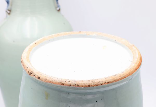 Due vasi a balaustro in porcellana dalle simili caratteristiche, Cina  - Asta Collezioni Private - Mobili, Oggetti d'Arte e Dipinti Antichi e del XIX Secolo - Associazione Nazionale - Case d'Asta italiane