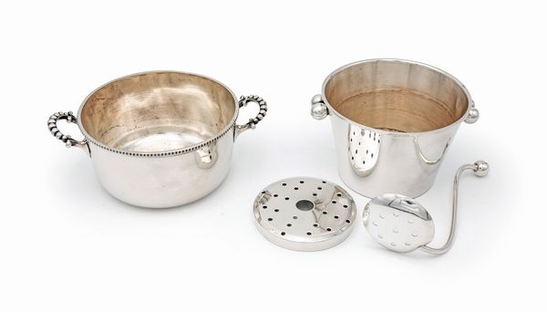 Piccolo secchiello portaghiaccio con cucchiaio e casseruola in metallo argentato  - Asta Collezioni Private - Mobili, Oggetti d'Arte e Dipinti Antichi e del XIX Secolo - Associazione Nazionale - Case d'Asta italiane
