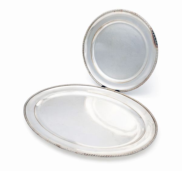 Due piatti da portata in metallo argentato dalle analoghe caratteristiche  - Asta Collezioni Private - Mobili, Oggetti d'Arte e Dipinti Antichi e del XIX Secolo - Associazione Nazionale - Case d'Asta italiane