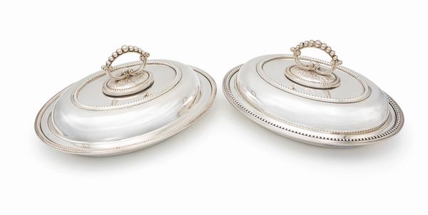 Due portavivande ovali in sheffield, Inghilterra, XIX secolo  - Asta Collezioni Private - Mobili, Oggetti d'Arte e Dipinti Antichi e del XIX Secolo - Associazione Nazionale - Case d'Asta italiane