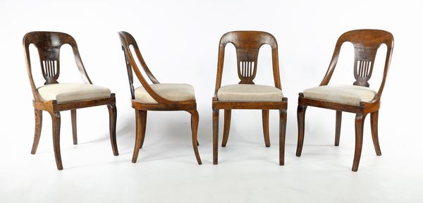 Quattro sedie a gondola in noce, XIX secolo  - Asta Collezioni Private - Mobili, Oggetti d'Arte e Dipinti Antichi e del XIX Secolo - Associazione Nazionale - Case d'Asta italiane