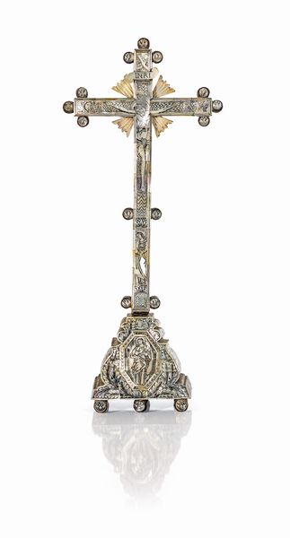 Crocifisso da tavolo in legno e madreperla incisa, artigianato betlemita, XIX secolo  - Asta Collezioni Private - Mobili, Oggetti d'Arte e Dipinti Antichi e del XIX Secolo - Associazione Nazionale - Case d'Asta italiane