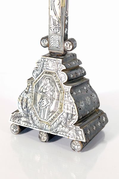 Crocifisso da tavolo in legno e madreperla incisa, artigianato betlemita, XIX secolo  - Asta Collezioni Private - Mobili, Oggetti d'Arte e Dipinti Antichi e del XIX Secolo - Associazione Nazionale - Case d'Asta italiane