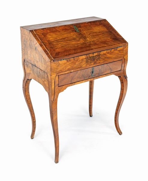 Raro scrittoio a ribalta in noce e radica di noce a doppio uso, Italia settentrionale, met del XVIII secolo  - Asta Collezioni Private - Mobili, Oggetti d'Arte e Dipinti Antichi e del XIX Secolo - Associazione Nazionale - Case d'Asta italiane