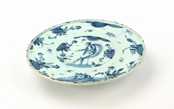 Alzatina in maiolica bianca e blu con figure, Liguria, XVIII secolo  - Asta Collezioni Private - Mobili, Oggetti d'Arte e Dipinti Antichi e del XIX Secolo - Associazione Nazionale - Case d'Asta italiane