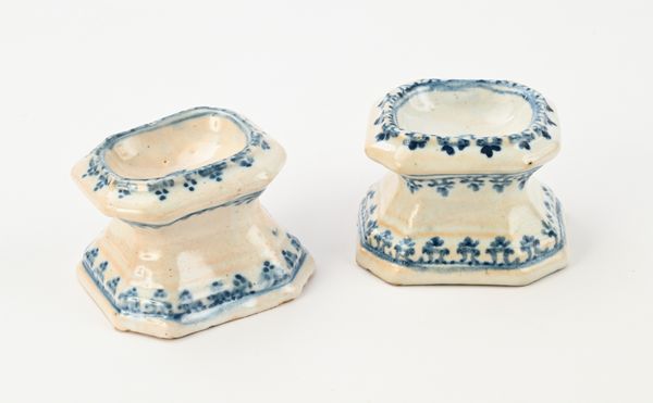 Coppia di saliere in maiolica bianca e blu, Savona, XVIII secolo  - Asta Collezioni Private - Mobili, Oggetti d'Arte e Dipinti Antichi e del XIX Secolo - Associazione Nazionale - Case d'Asta italiane