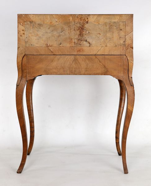 Raro scrittoio a ribalta in noce e radica di noce a doppio uso, Italia settentrionale, met del XVIII secolo  - Asta Collezioni Private - Mobili, Oggetti d'Arte e Dipinti Antichi e del XIX Secolo - Associazione Nazionale - Case d'Asta italiane