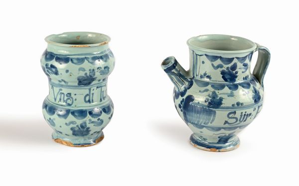 Albarello e brocchetta in maiolica bianca e blu, Savona, XIX secolo  - Asta Collezioni Private - Mobili, Oggetti d'Arte e Dipinti Antichi e del XIX Secolo - Associazione Nazionale - Case d'Asta italiane