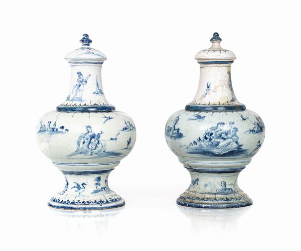 Coppia di vasi con coperchio in maiolica bianca e blu, Liguria, XVIII secolo  - Asta Collezioni Private - Mobili, Oggetti d'Arte e Dipinti Antichi e del XIX Secolo - Associazione Nazionale - Case d'Asta italiane