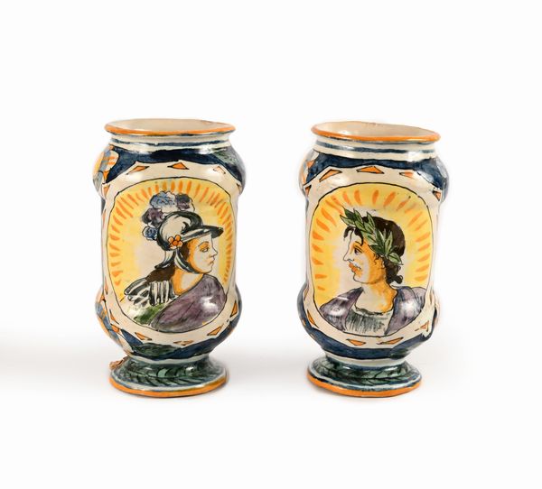 Coppia di piccoli albarelli in maiolica policroma, Calabria, XIX secolo  - Asta Collezioni Private - Mobili, Oggetti d'Arte e Dipinti Antichi e del XIX Secolo - Associazione Nazionale - Case d'Asta italiane