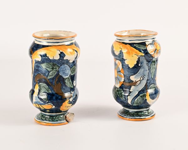 Coppia di piccoli albarelli in maiolica policroma, Calabria, XIX secolo  - Asta Collezioni Private - Mobili, Oggetti d'Arte e Dipinti Antichi e del XIX Secolo - Associazione Nazionale - Case d'Asta italiane