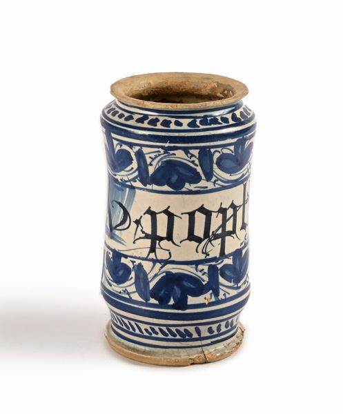 Albarello in maiolica bianca e blu, fornace di Venezia, XVII secolo  - Asta Collezioni Private - Mobili, Oggetti d'Arte e Dipinti Antichi e del XIX Secolo - Associazione Nazionale - Case d'Asta italiane