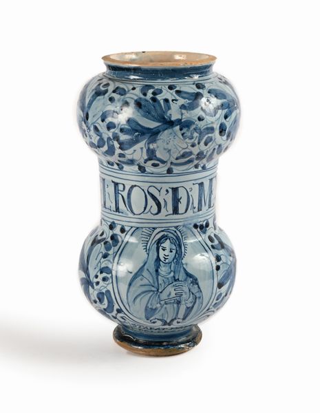 Albarello a rocchetto in maiolica decorata in blu su fondo berettino, Savona  - Asta Collezioni Private - Mobili, Oggetti d'Arte e Dipinti Antichi e del XIX Secolo - Associazione Nazionale - Case d'Asta italiane