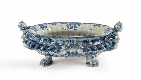 Grande centrotavola in maiolica, Cantagalli, Firenze, fine del XIX secolo  - Asta Collezioni Private - Mobili, Oggetti d'Arte e Dipinti Antichi e del XIX Secolo - Associazione Nazionale - Case d'Asta italiane