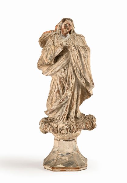 Scultura in legno decapato raffigurante Immacolata, XVII secolo  - Asta Collezioni Private - Mobili, Oggetti d'Arte e Dipinti Antichi e del XIX Secolo - Associazione Nazionale - Case d'Asta italiane