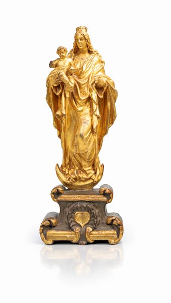 Scultura in legno dorato raffigurante Madonna Immacolata col Bambino, Italia meridionale, XVII secolo  - Asta Collezioni Private - Mobili, Oggetti d'Arte e Dipinti Antichi e del XIX Secolo - Associazione Nazionale - Case d'Asta italiane