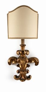 Coppia di appliques in legno scolpito, intagliato e dorato, XVIII secolo  - Asta Collezioni Private - Mobili, Oggetti d'Arte e Dipinti Antichi e del XIX Secolo - Associazione Nazionale - Case d'Asta italiane