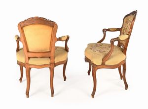 Coppia di poltroncine in noce, Francia, epoca Luigi XV  - Asta Collezioni Private - Mobili, Oggetti d'Arte e Dipinti Antichi e del XIX Secolo - Associazione Nazionale - Case d'Asta italiane
