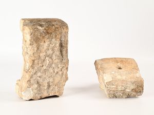 Due frammenti in marmo di gusto antico  - Asta Collezioni Private - Mobili, Oggetti d'Arte e Dipinti Antichi e del XIX Secolo - Associazione Nazionale - Case d'Asta italiane