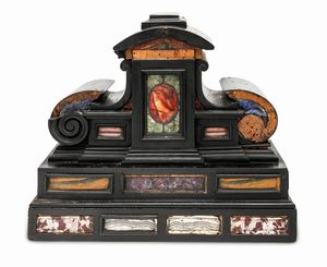 Piedistallo in legno ebanizzato e marmi rari, Botteghe Granducali, XVII secolo  - Asta Collezioni Private - Mobili, Oggetti d'Arte e Dipinti Antichi e del XIX Secolo - Associazione Nazionale - Case d'Asta italiane