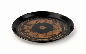 Vassoio circolare in latta dipinta, Inghilterra, XIX secolo  - Asta Collezioni Private - Mobili, Oggetti d'Arte e Dipinti Antichi e del XIX Secolo - Associazione Nazionale - Case d'Asta italiane