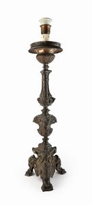 Torciera in legno rivestito di metallo sbalzato a motivi vegetali, XVIII secolo  - Asta Collezioni Private - Mobili, Oggetti d'Arte e Dipinti Antichi e del XIX Secolo - Associazione Nazionale - Case d'Asta italiane