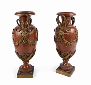 Coppia di vasi neoclassici in marmo rosso con anse in bronzo a forma di serpente, XIX secolo  - Asta Collezioni Private - Mobili, Oggetti d'Arte e Dipinti Antichi e del XIX Secolo - Associazione Nazionale - Case d'Asta italiane