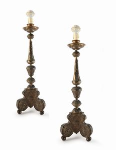 Coppia di torciere rivestite in metallo, XVIII secolo  - Asta Collezioni Private - Mobili, Oggetti d'Arte e Dipinti Antichi e del XIX Secolo - Associazione Nazionale - Case d'Asta italiane