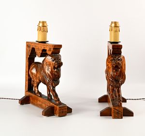 Coppia di lampade da tavolo in legno con figure di leoni  - Asta Collezioni Private - Mobili, Oggetti d'Arte e Dipinti Antichi e del XIX Secolo - Associazione Nazionale - Case d'Asta italiane
