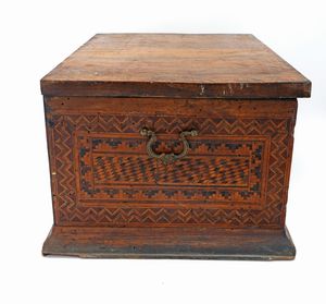Cassetta in legno intarsiato, XIX secolo  - Asta Collezioni Private - Mobili, Oggetti d'Arte e Dipinti Antichi e del XIX Secolo - Associazione Nazionale - Case d'Asta italiane