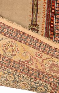 Tappeto da preghiera Kaiseri fondo avorio, Anatolia, inizi del XX secolo  - Asta Collezioni Private - Mobili, Oggetti d'Arte e Dipinti Antichi e del XIX Secolo - Associazione Nazionale - Case d'Asta italiane