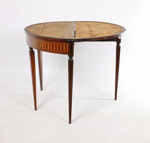 Coppia di tavolini da gioco a demi-lune con piano a libretto, Italia settentrionale, XVIII secolo  - Asta Collezioni Private - Mobili, Oggetti d'Arte e Dipinti Antichi e del XIX Secolo - Associazione Nazionale - Case d'Asta italiane